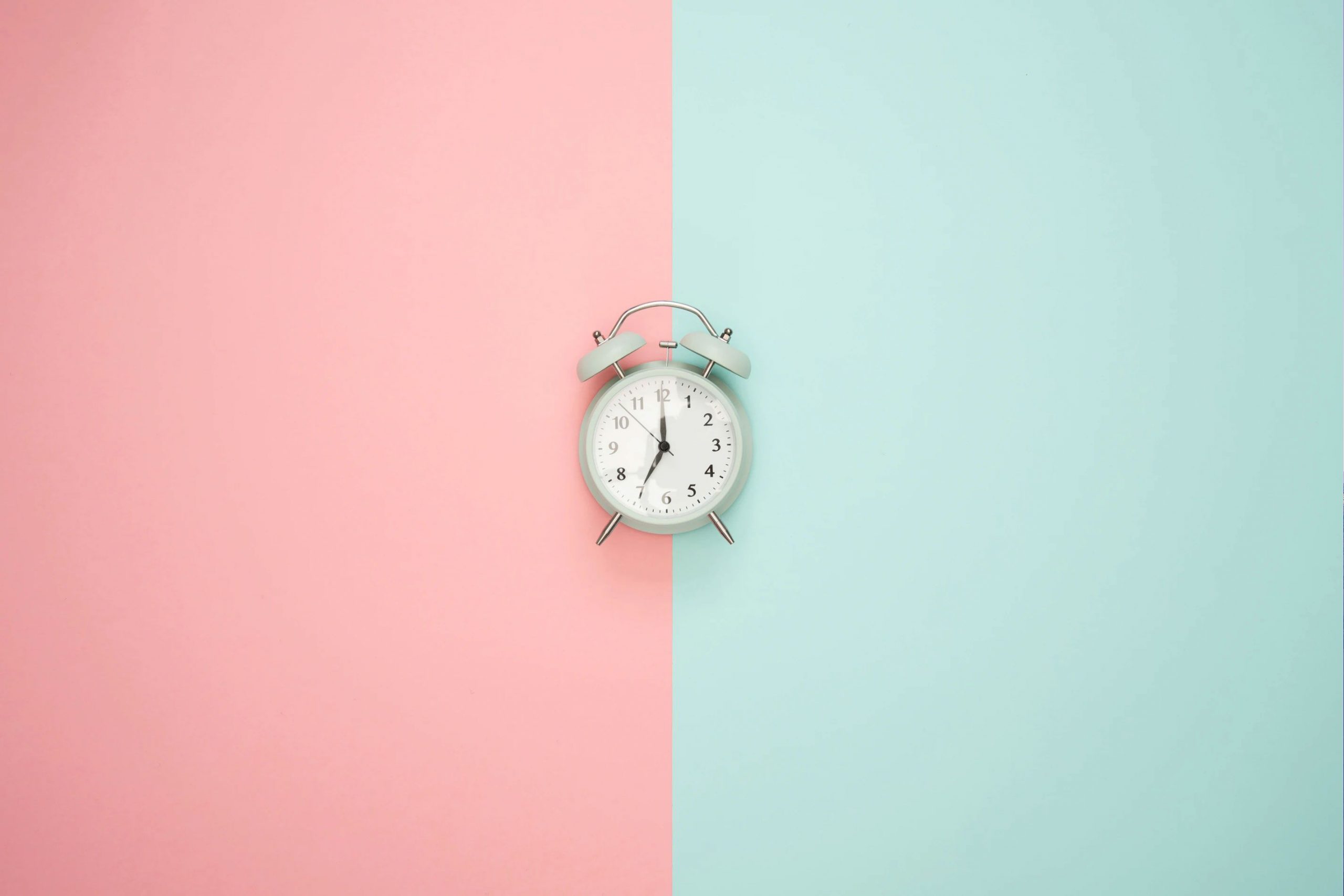 Alarm Clock with Two-Tone Background